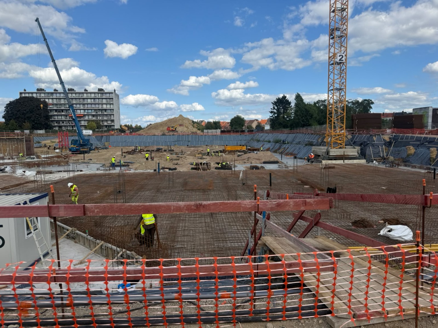 Heilig Hart — vue générale du chantier et zones de fondation.