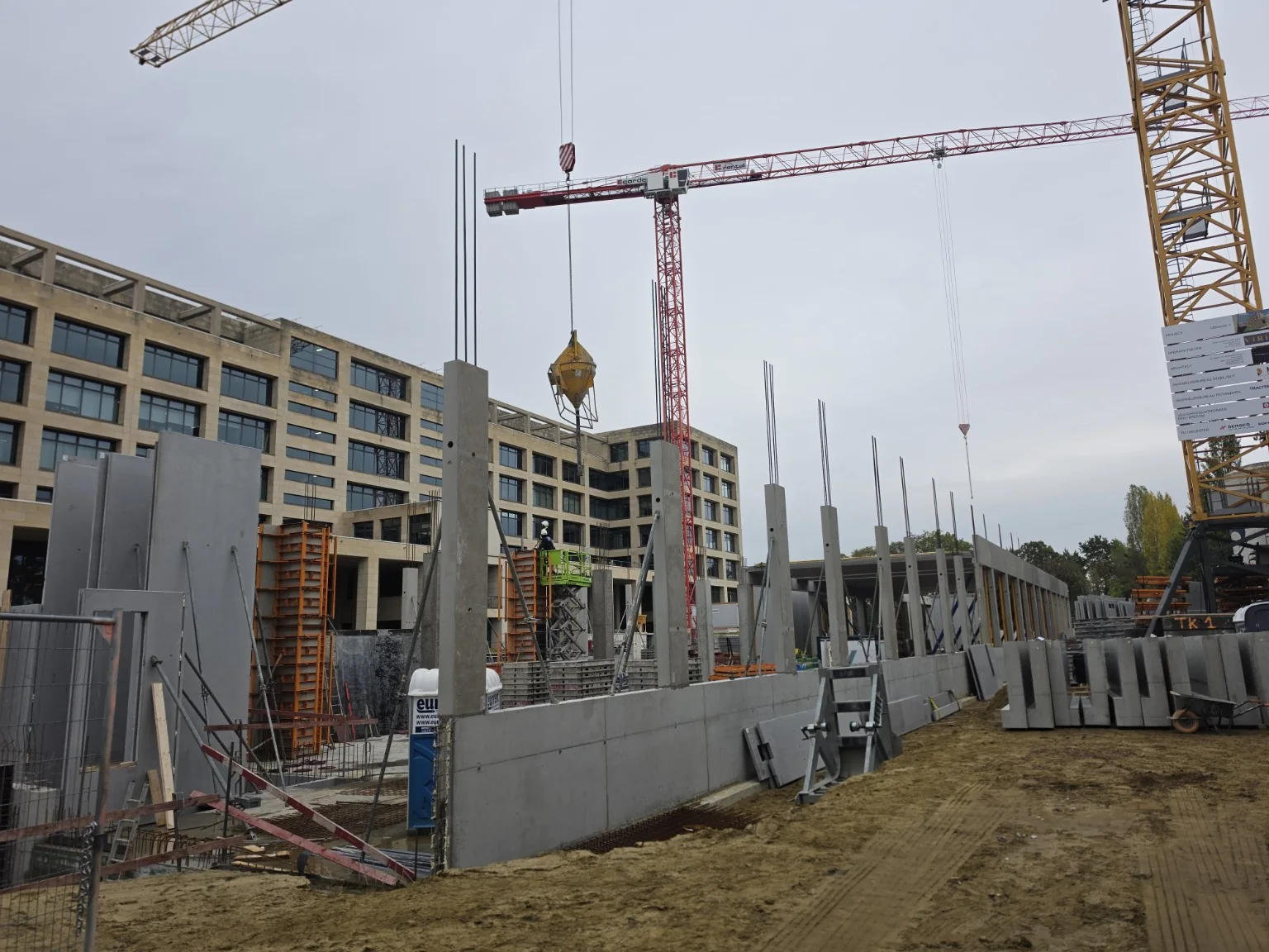 UBICENTER II · 20.10.2026 — Vue d’ensemble du chantier : colonnes, poutres et voiles en béton.